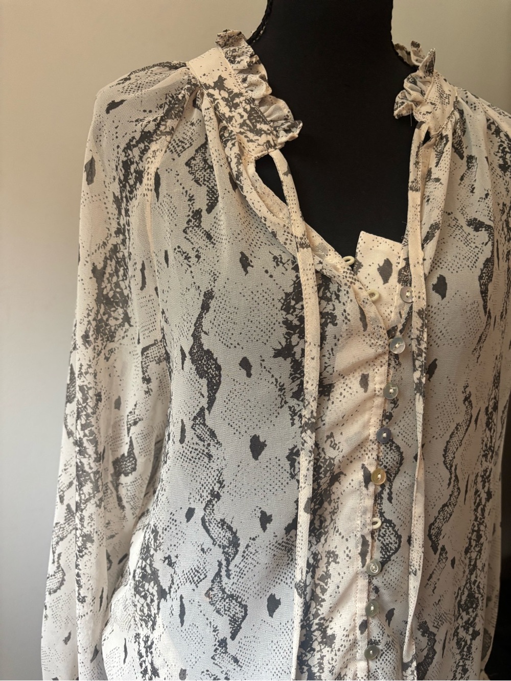 Vici Womens Cream and Black Snake-Print Ruffle Button Front Blouse Size Small - Picture 3 of 6